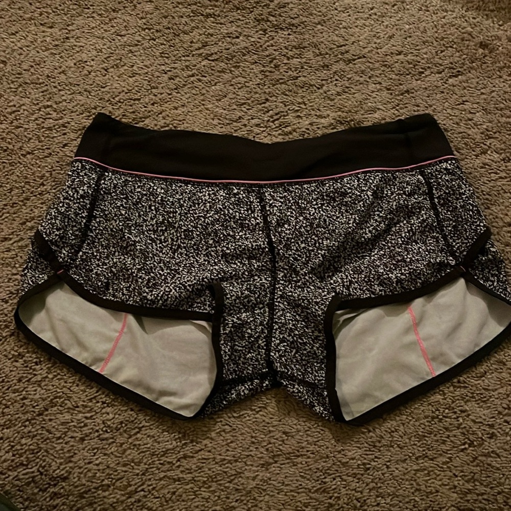 Lululemon sz 8 2.5 inch running shorts